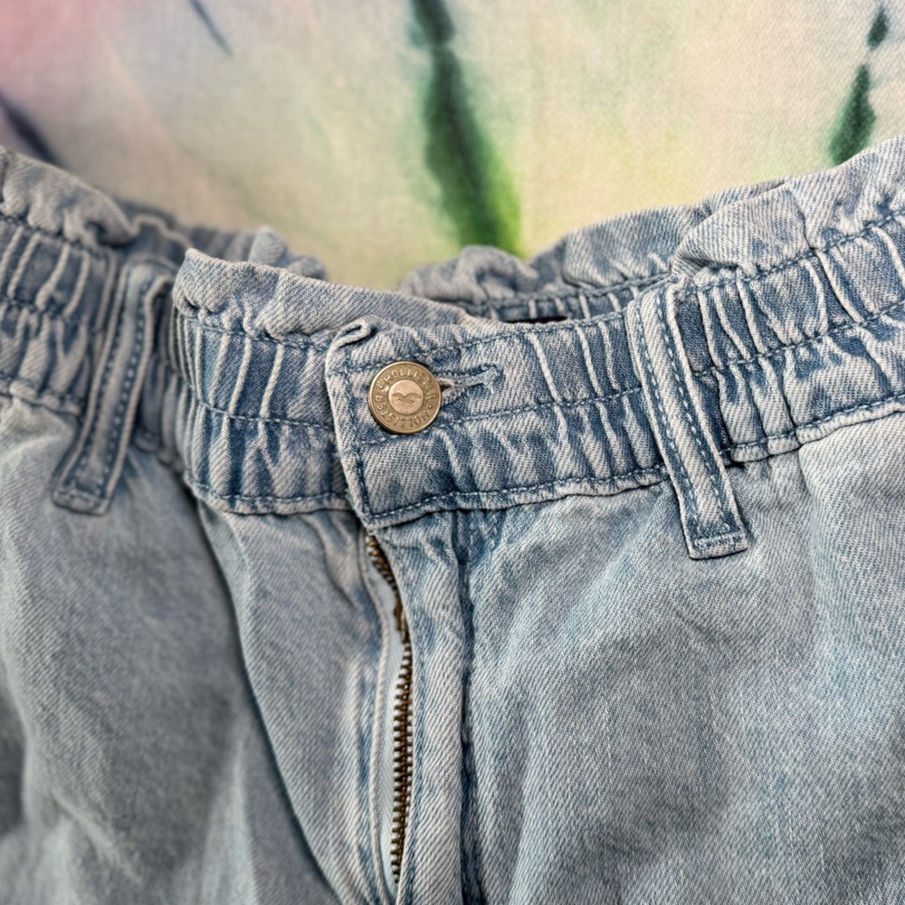 Hollister Ultra High Rise Mom Short Light Wash Denim Paper Bag Style Jean Shorts - Picture 3 of 7